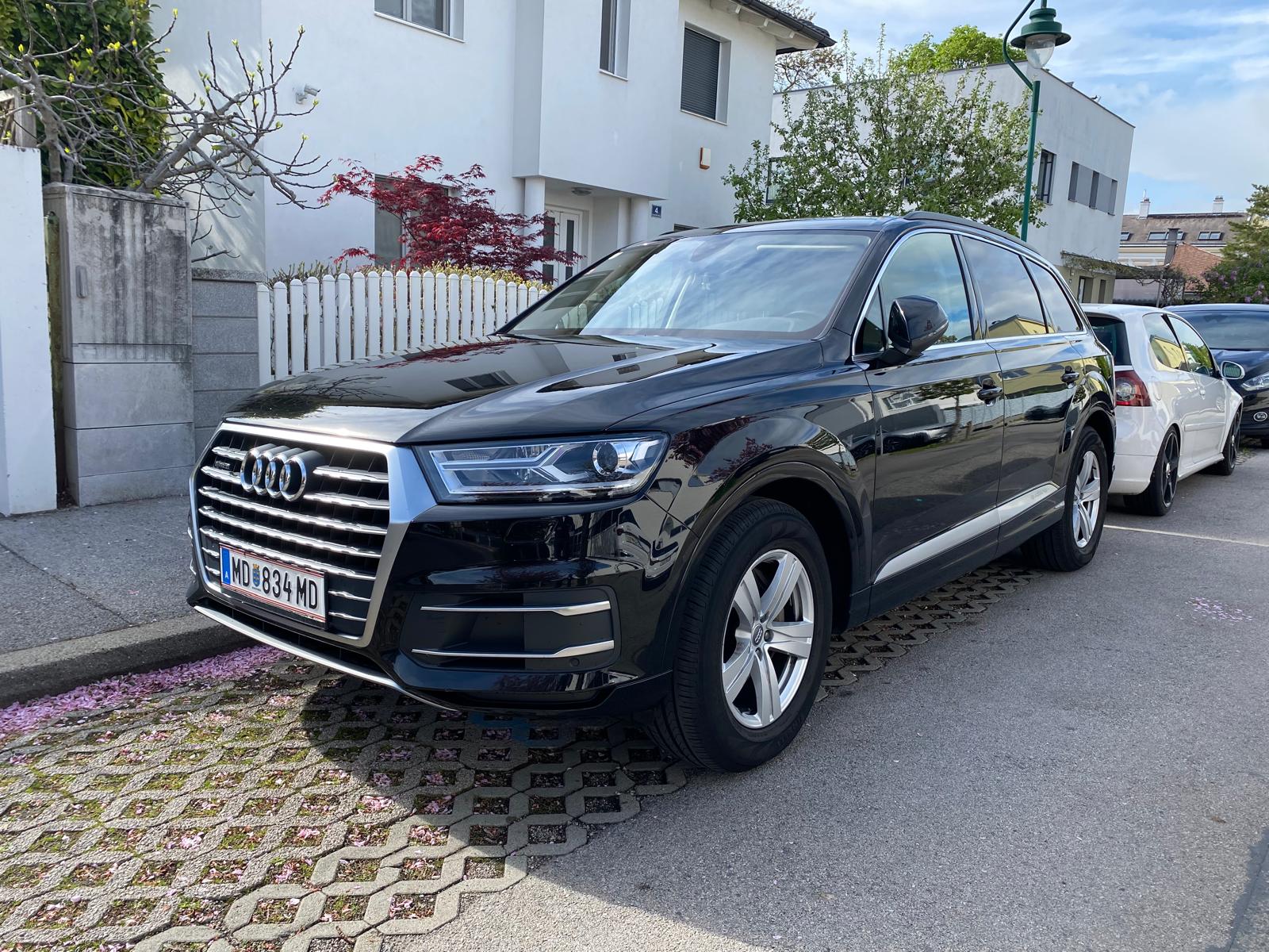 Black Audi Q7