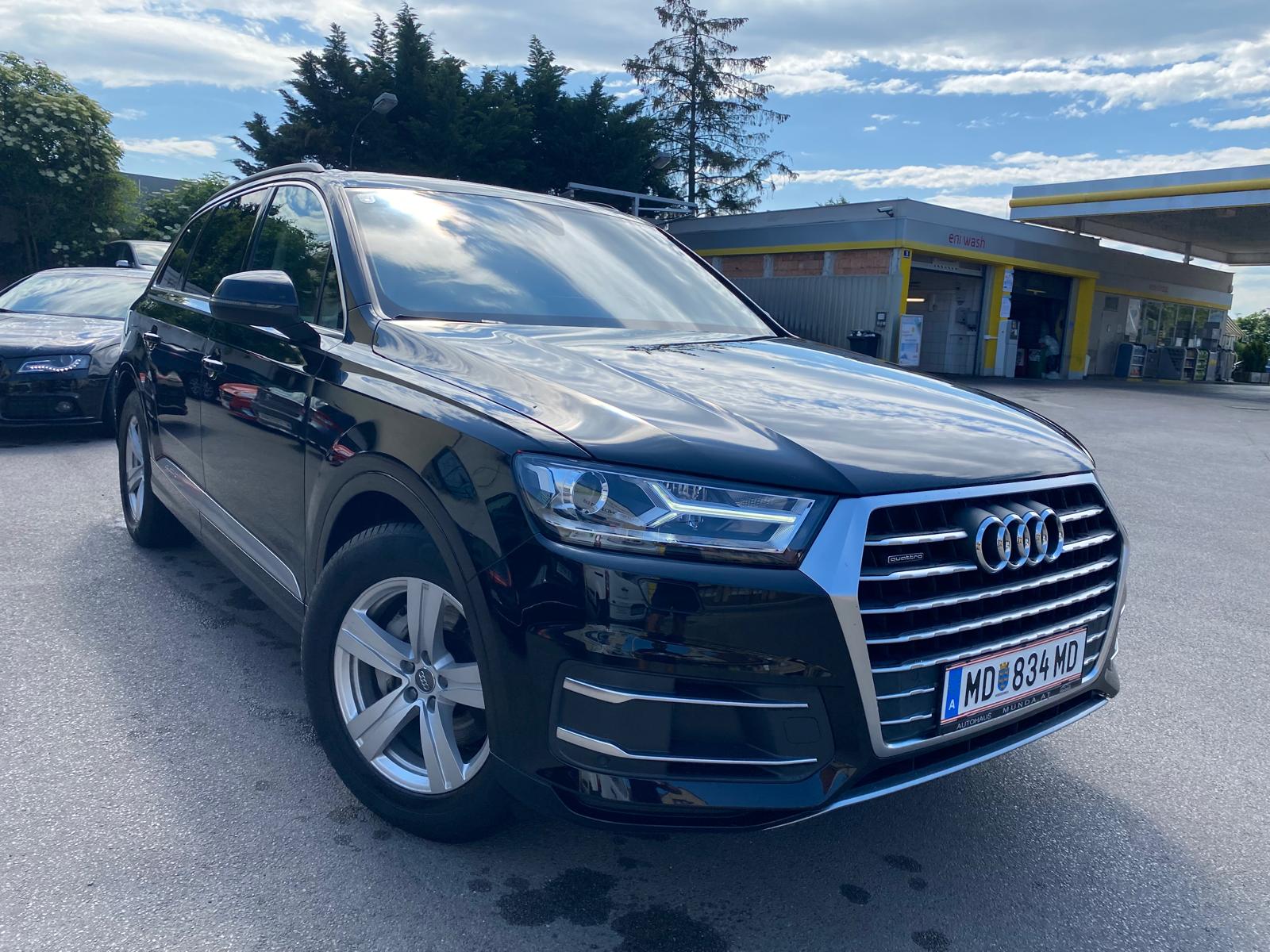 Black Audi Q7, front three-quarter